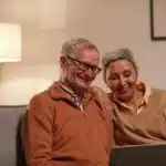 Un couple de seniors dans leur salon