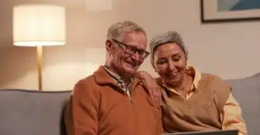 Un couple de seniors dans leur salon