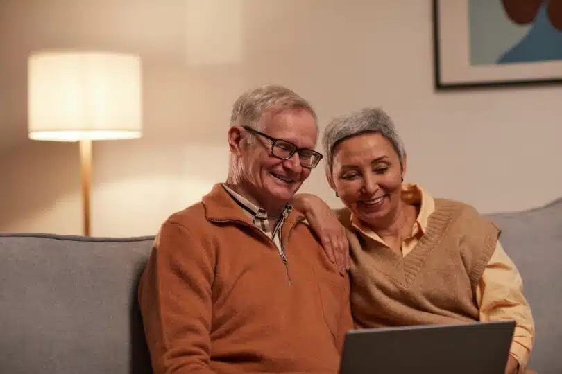 Un couple de seniors dans leur salon