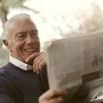 un homme lisant le journal