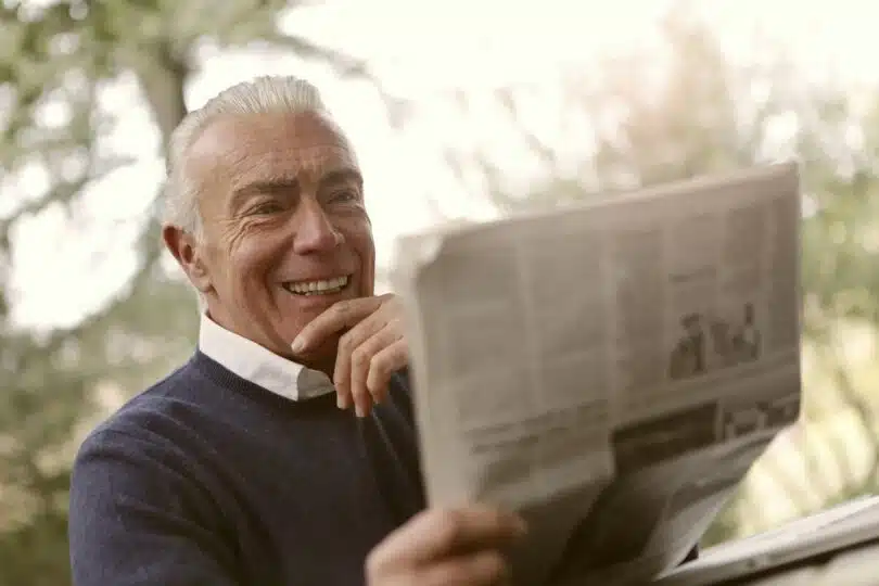 un homme lisant le journal